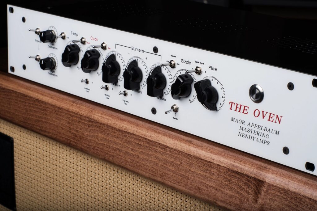 The oven hardware unit in white. Created by Maor Appelbaum Mastering Hendyamps. As sold on Plugin Alliance. Review.